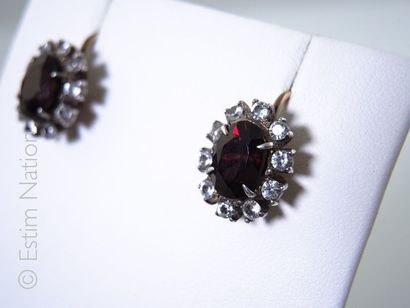 BOUCLES D'OREILLES
Paire de boucles d'oreilles...