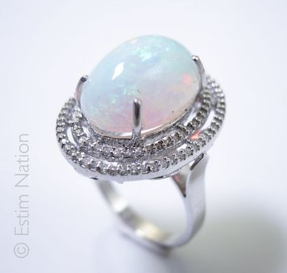 BAGUE OPALE DIAMANTS
Importante bague en...