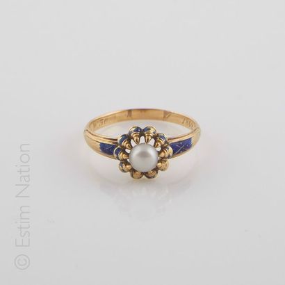 BAGUE EMAIL ET PERLES. FIN XIXème
Bague en...
