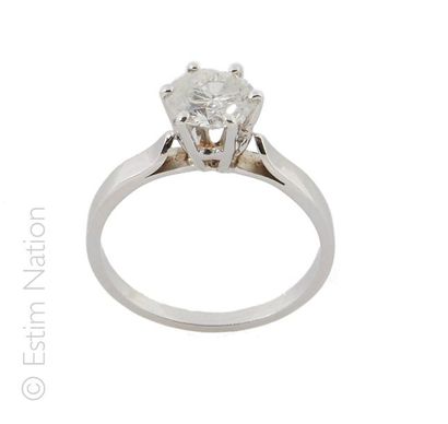 Bague solitaire en or gris 18K (750/°°) centrée...