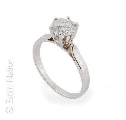 Bague solitaire en or gris 18K (750/°°) centrée...