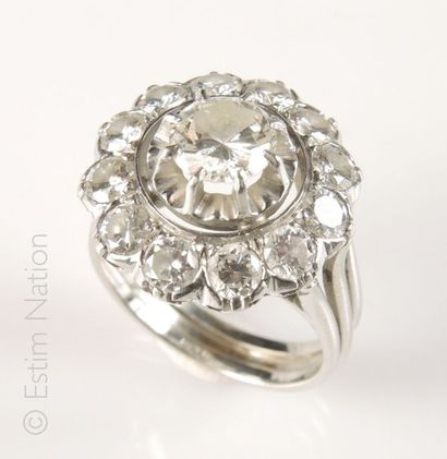 BAGUE DIAMANTS
Bague en or gris 18K 750/°°...