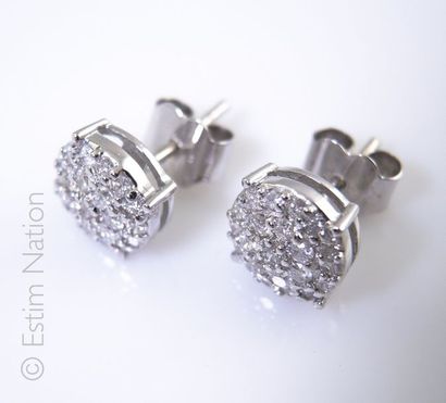 BOUCLES D'OREILLES DIAMANTS
Paire de boucles...