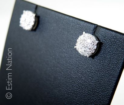 BOUCLES D'OREILLES DIAMANTS
Paire de boucles...