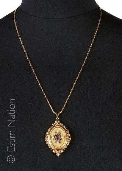 CHAINE EN OR JAUNE ET PENDENTIF
Chaîne et...