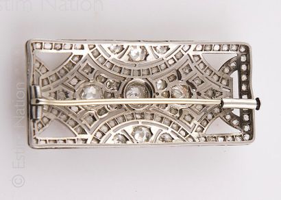 BROCHE ART DECO PLATINE OR ET DIAMANTS
Broche...
