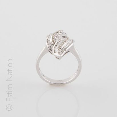 BAGUE DIAMANTS
Bague en or gris 18K (750/°°)...