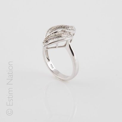 BAGUE DIAMANTS
Bague en or gris 18K (750/°°)...