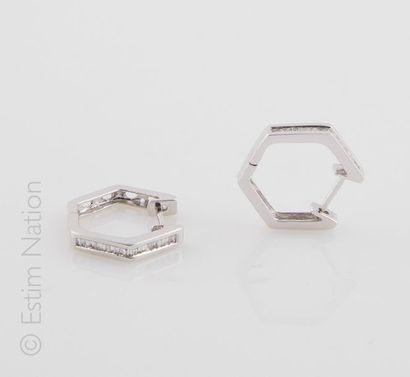 BOUCLES D'OREILLES DIAMANTS
Paire de boucles...