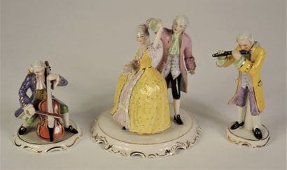 FIGURINES
3 sujets sur socle en céramique...