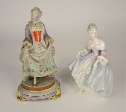 FIGURINES
Deux sujets en porcelaine émaillée...