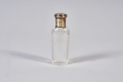 Flacon à parfum en verre et son bouchon à...
