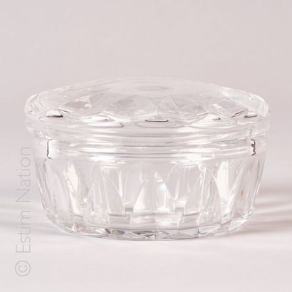 BACCARAT
Bonbonnière en cristal


SIgnée...