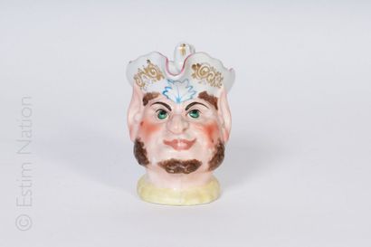 Pichet anthropomorphe en faïence polychrome...