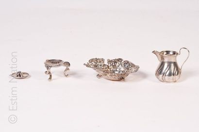 OBJETS DE VITRINE
Ensemble d'objets miniatures...