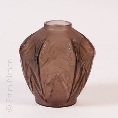 Vase en verre fumé à cotes et décor moulé...