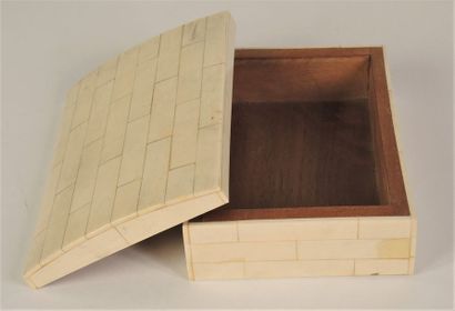 Coffret rectangulaire à couvercle bombé en...