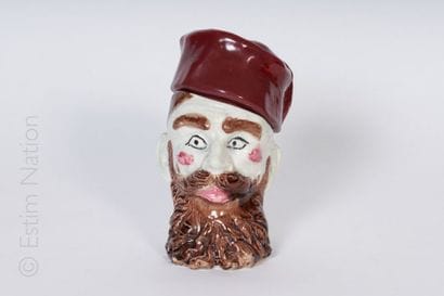 Pot à tabac en faïence émaillée polychrome...