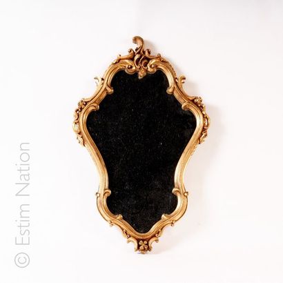 Miroir en bois et plâtre sculpté de forme...