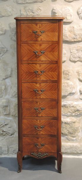 Semainier en bois marqueté. Style Louis XV.
Dimensions:...