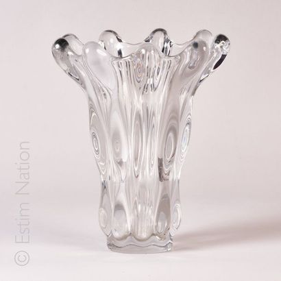 Vase
Important vase corolle en verre moulé.


Travail...