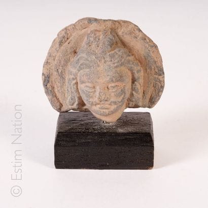 ASIE
Tête d'homme en pierre sculptée. Ht:...