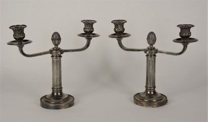 Paire de bougeoirs en bronze ciselé argenté...