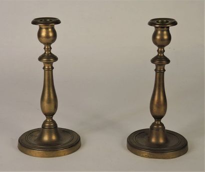 Paire de bougeoirs en bronze, fût à balustre


Ht.:...