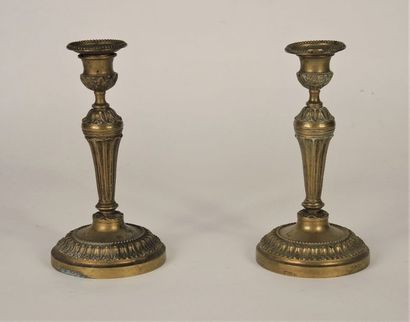 Paire de bougeoirs en bronze à décor de frises...
