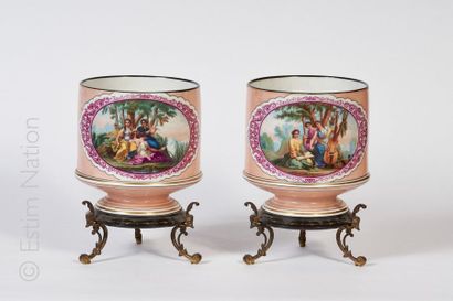 Paire de cache-pots en porcelaine à décor...