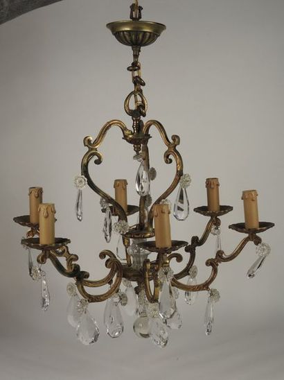 Lustre en bronze doré a 6 bras de lumières...