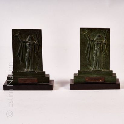 TROPHEES EN BRONZE
Yves HELBERT (1919) d'après





Victoire


deux...