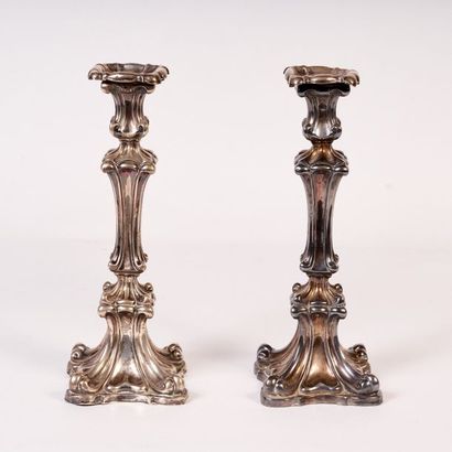 BOUGEOIRS EN ARGENT
Paire de bougeoirs en...
