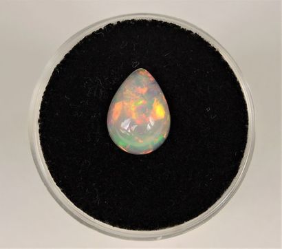 Opale en cabochon en forme de poire pesant...
