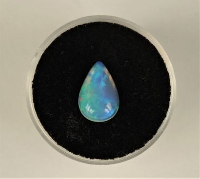 Opale en cabochon de forme poire pesant environ...