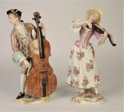 FIGURINES
Paire de sujets en porcelaine émaillée...