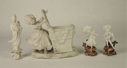 FIGURINES
Paire de sujets en biscuit polychrome...