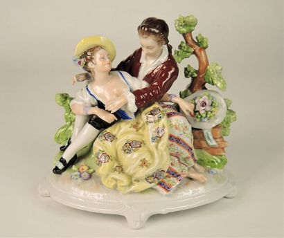 Groupe en porcelaine émaillée polychrome...