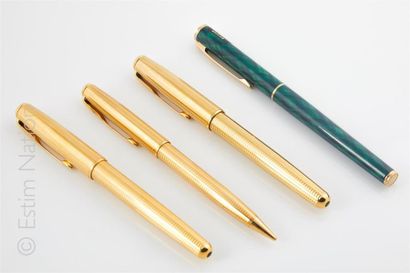 Quatre stylos : trois en métal plaqué or...