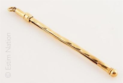 OBJET DE VITRINE
Etui en or 14K (585/°°)...