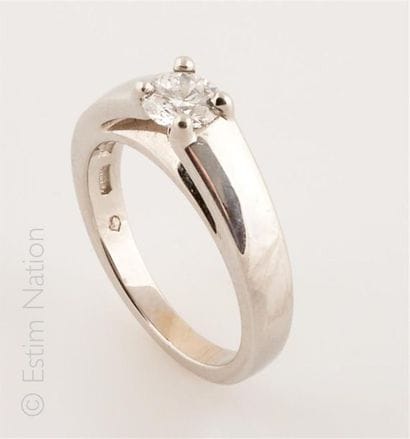 BULGARI
Bague en platine (850/°°) centré...