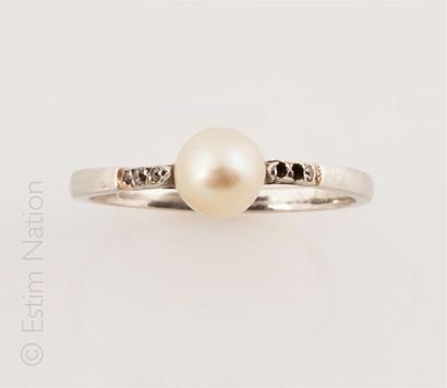 BAGUE OR PERLE
Bague en or gris 18K (750/°°)...
