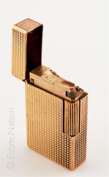DUPONT
Briquet à gaz en métal doré à décor...