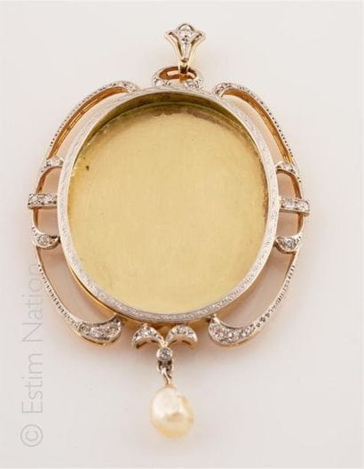 PENDENTIF ART DECO 
Médaillon formant pendentif...