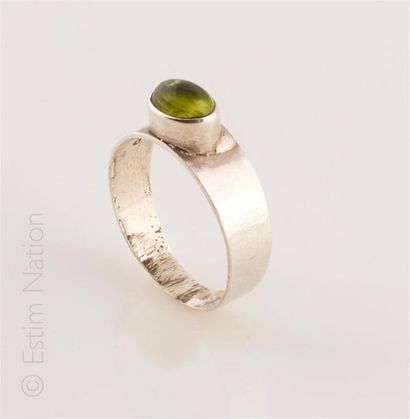 BAGUE PERIDOT
Bague en argent (925/°° centrée...