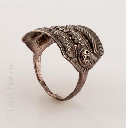 Bague d'homme en argent (800/°°) à décor...