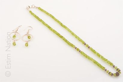 Deux parures comprenant un collier et une...