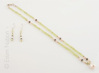 Deux parures comprenant un collier et une...