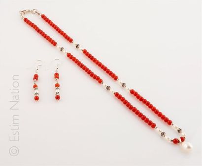 Deux parures comprenant un collier et une...