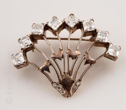BROCHE GERBE
Broche en argent (800/°°) formant...